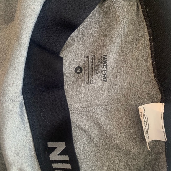 Women’s Nike Pro Cropped legging. Size Medium - Picture 2 of 2